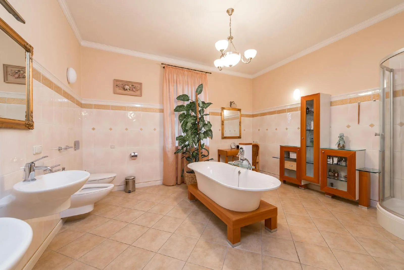 Carrelage extérieur imitation bois avec motifs variés et esthétique naturelle