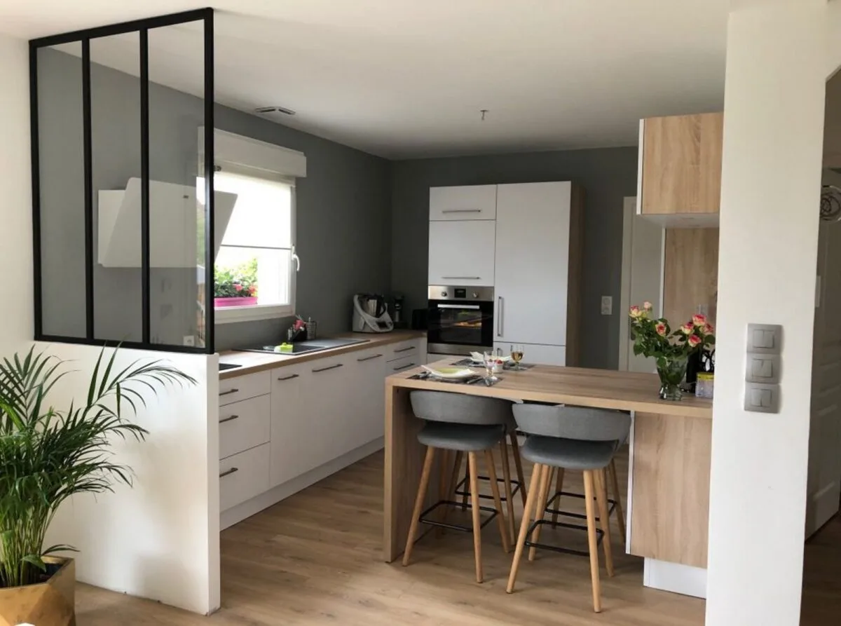 Verrière de cuisine moderne avec cadre en métal noir et verre transparent