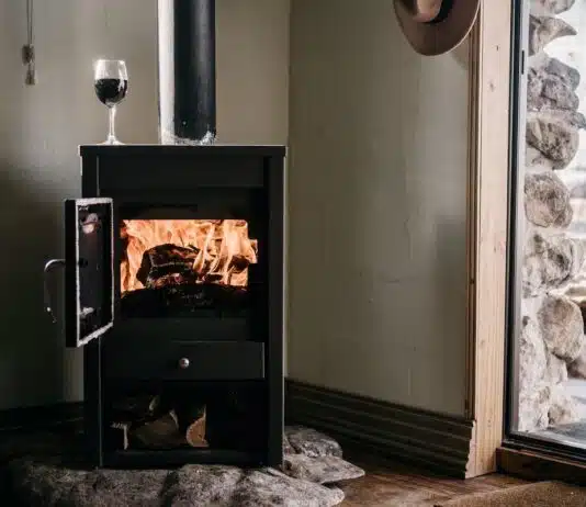 Installer un poêle à bois sans cheminée avec une sortie murale efficace