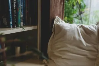 Oreiller en plumes offrant un soutien pour un sommeil réparateur