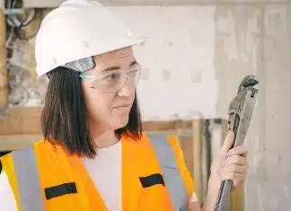 Les tarifs des plombiers d’urgence à Nanterre Handywoman Holding a Plumbers Wrench