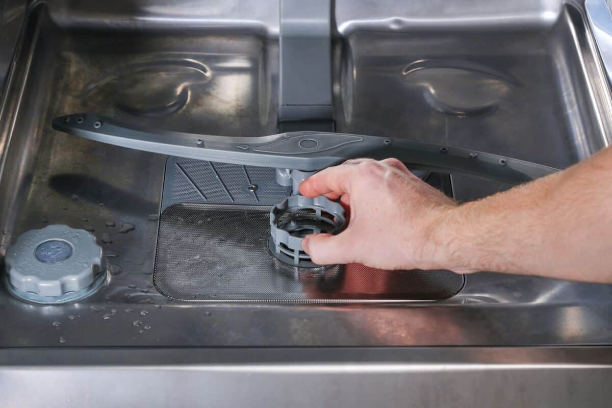 Comment résoudre efficacement le problème d'un lave-vaisselle bouché ?