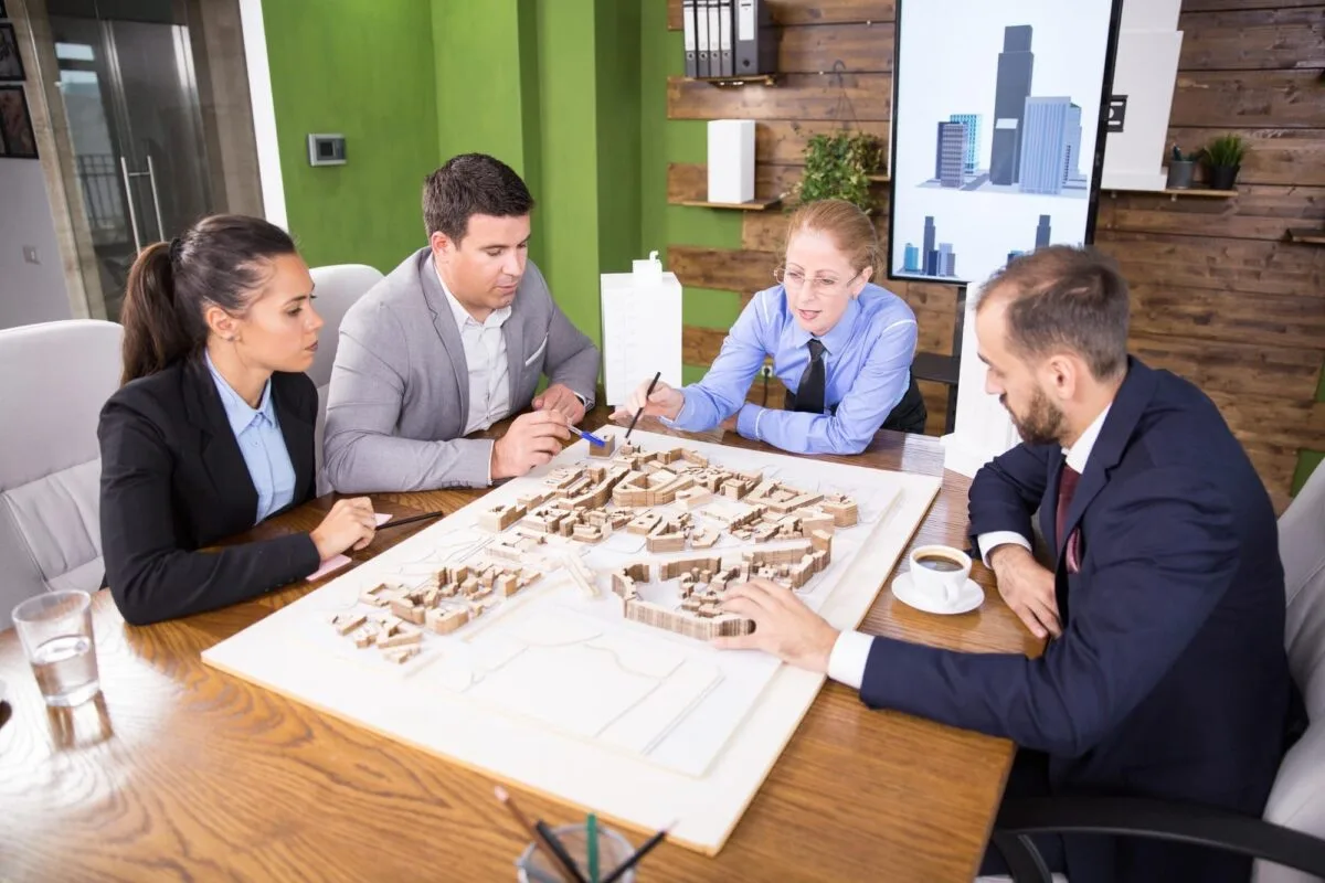 Promoteur immobilier indépendant discutant d'un projet avec des architectes