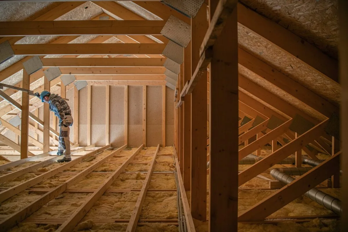 maison à ossature bois en construction avec un toit en bois à Angers