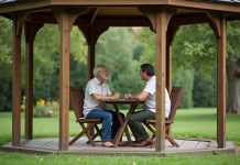Couple assis sous un gazebo dans un jardin paisible