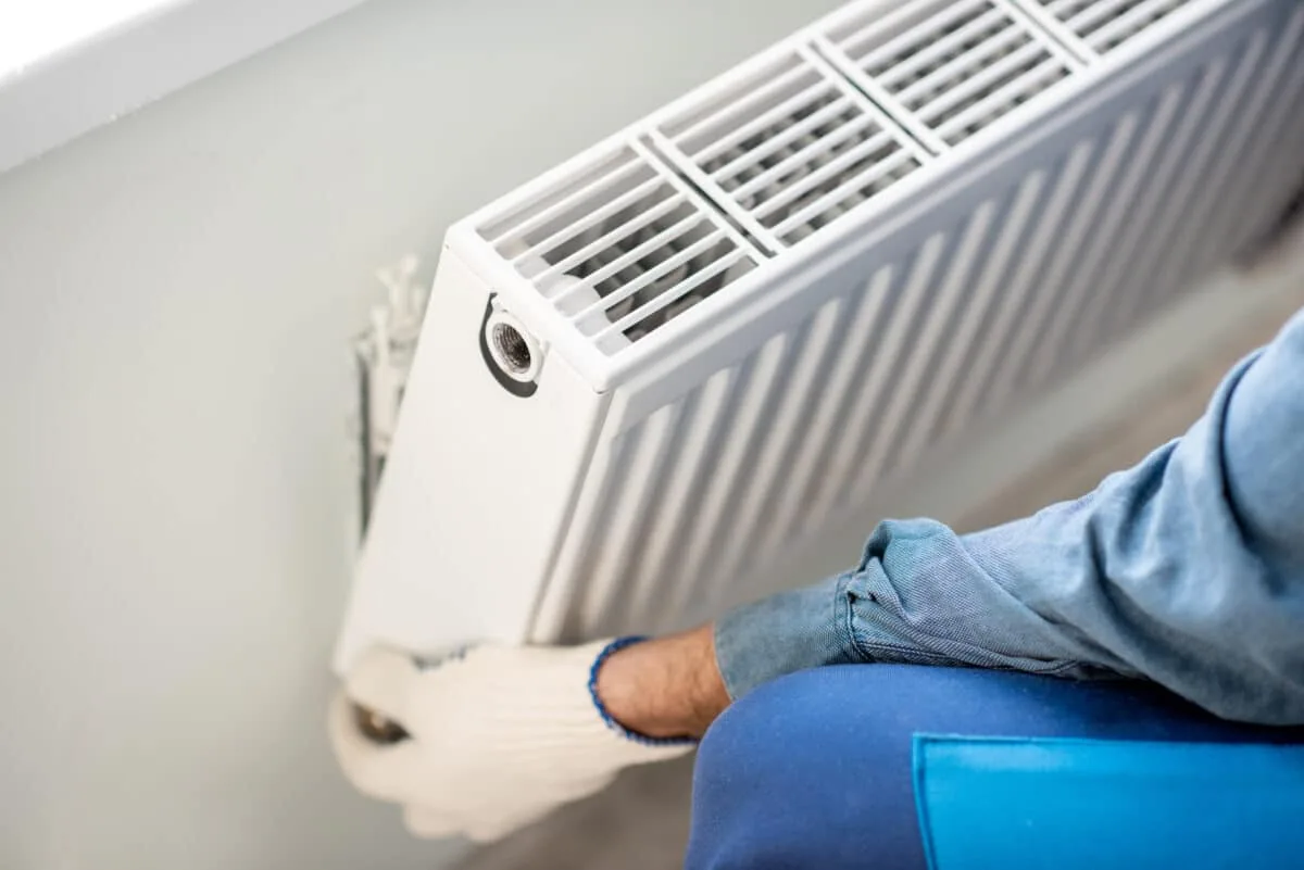 Radiateur de chauffage en panne dans un intérieur froid