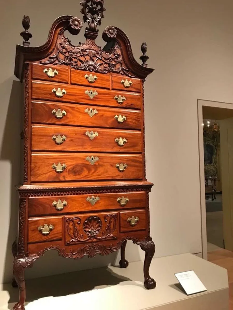 armoire ancienne de style Louis XV en bois sculpté