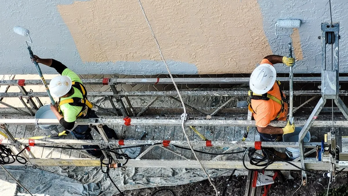 Échafaudage roulant Teletower en aluminium sur un chantier en hauteur