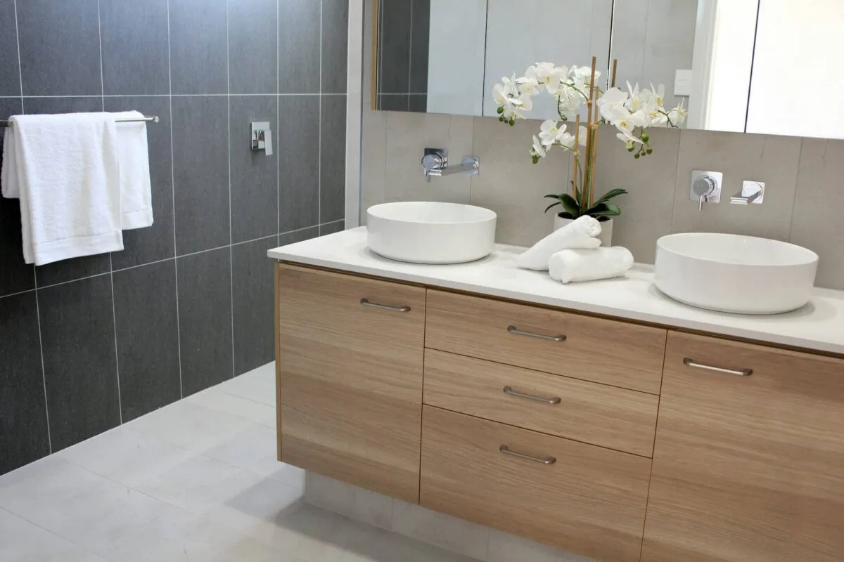 Meuble sous vasque moderne dans une salle de bain élégante