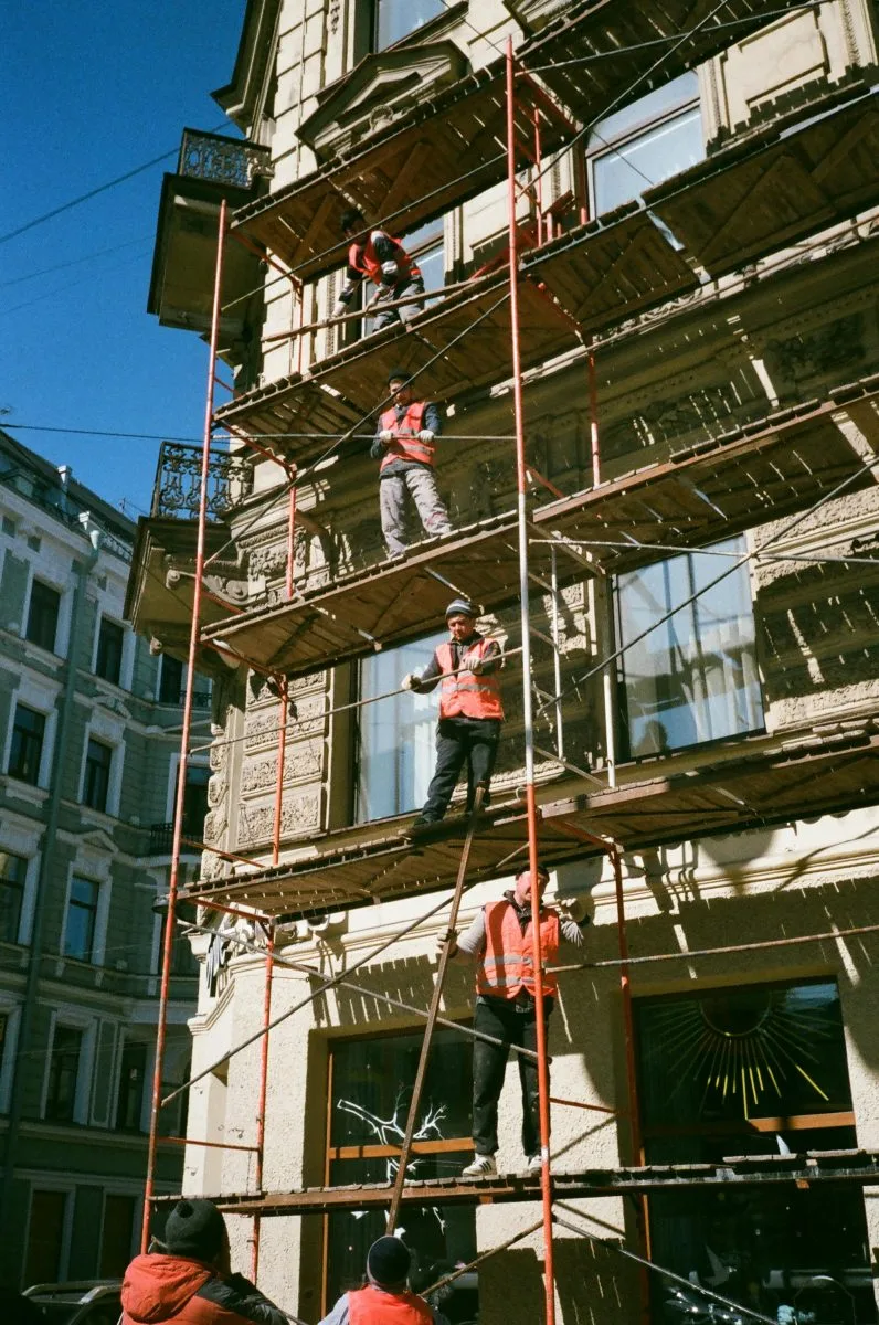 Échafaudage professionnel installé sur un chantier de construction