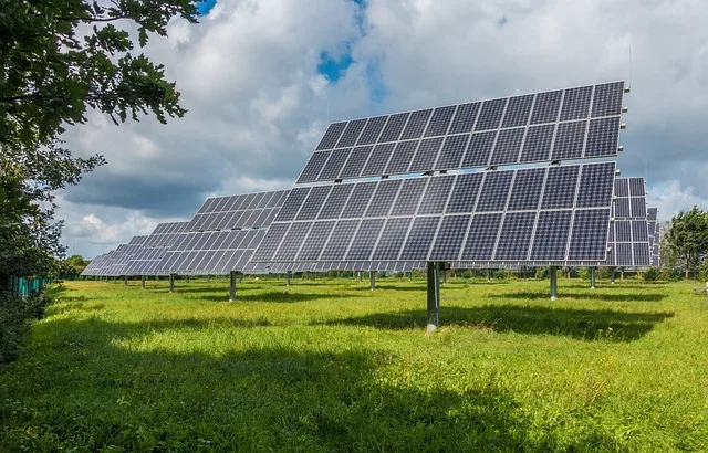 Panneaux photovoltaïques installés sur un toit pour production d'énergie solaire