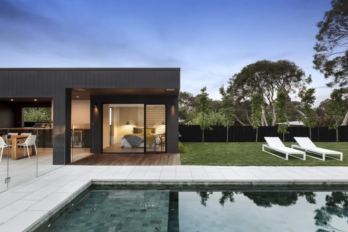 piscine miroir reflétant le ciel dans un jardin élégant