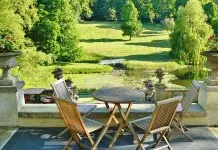 Salon de jardin en résine tressée : les avantages