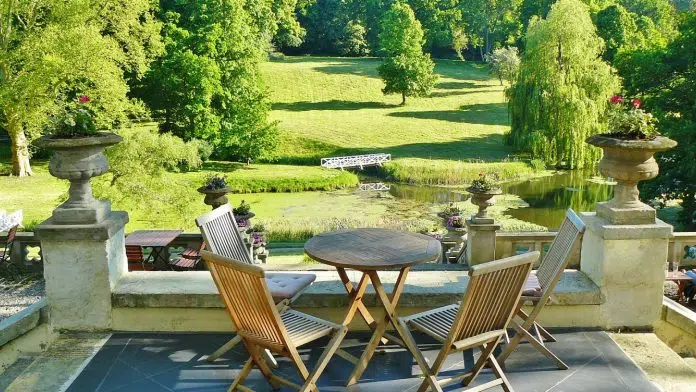 Salon de jardin en résine tressée : les avantages