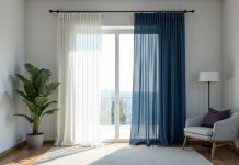 Salon moderne avec rideaux en voile blanc et bleu marine