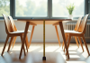 Table moderne en bois dans une salle lumineuse