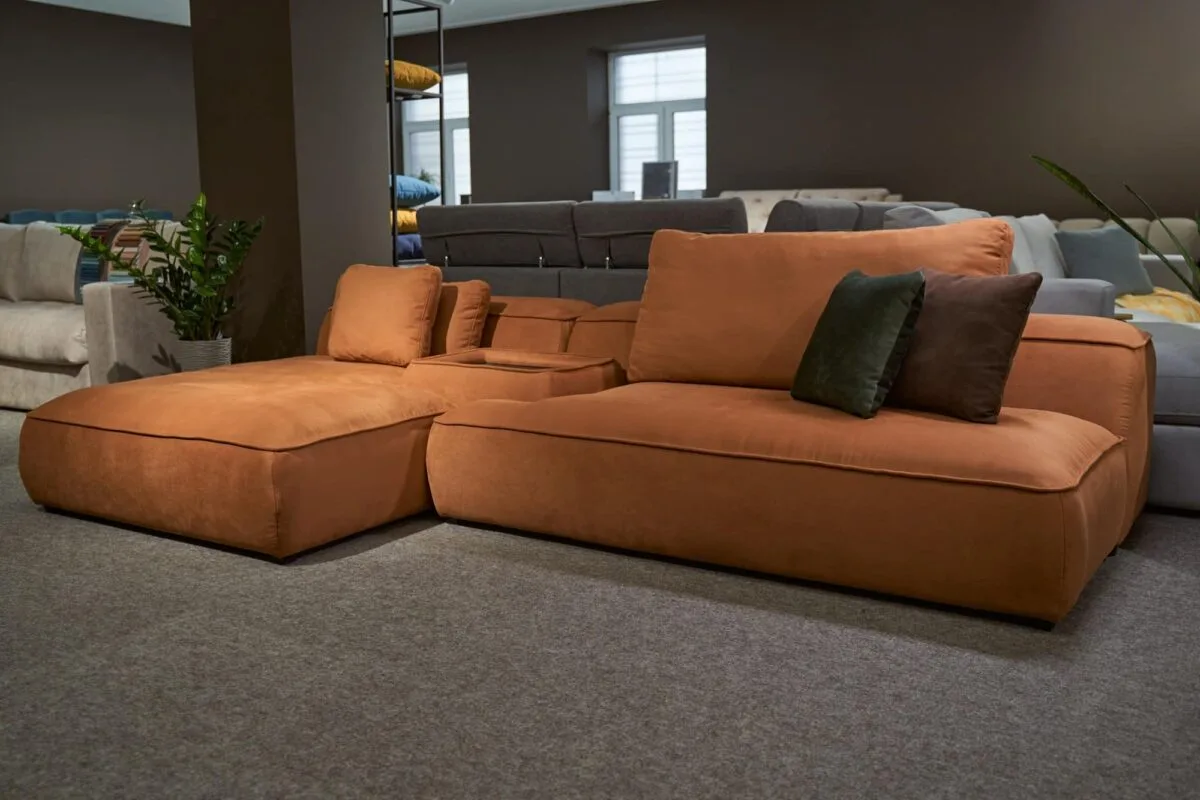 canapés convertibles exposés dans un showroom de décoration intérieure