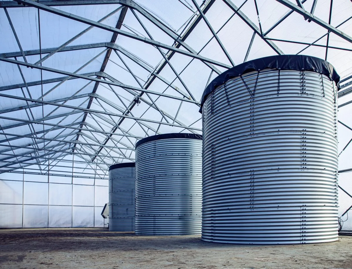 cuve de stockage en polyéthylène haute densité Rikutec dans un environnement de construction