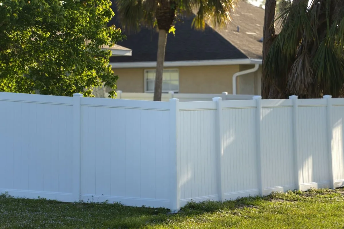 Brise-vue en plastique blanc dans un jardin paisible